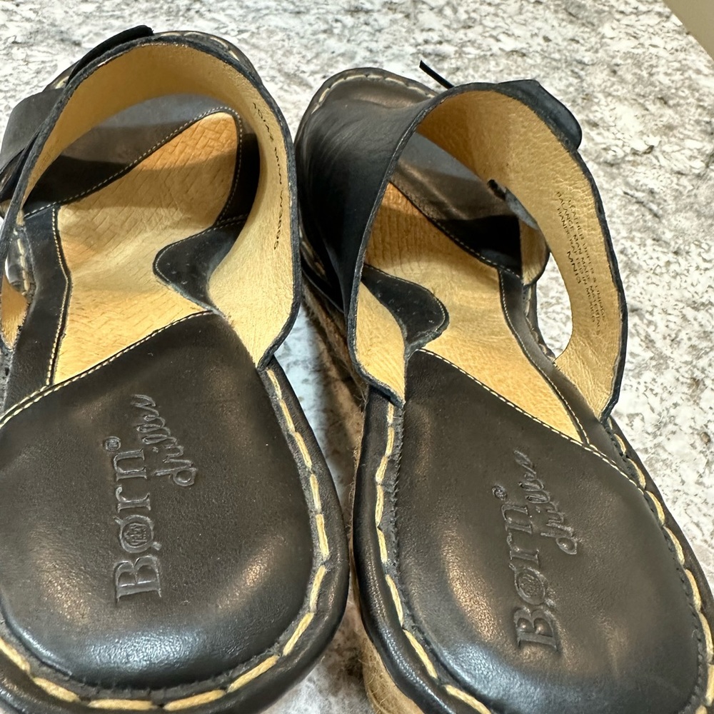 Born espadrille wedge sandals, Black leather, Flower Detail, Size 10 - Picture 5 of 12